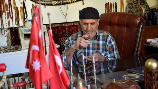 Yıllarca topladığı giysileri antika eşyalarla takas etti, deposunu müzeye çevirdi