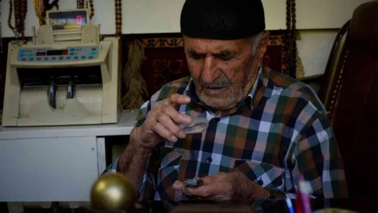 Yıllarca topladığı giysileri antika eşyalarla takas etti, deposunu müzeye çevirdi