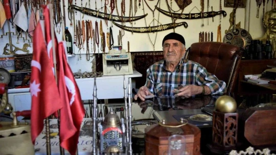 Yıllarca topladığı giysileri antika eşyalarla takas etti, deposunu müzeye çevirdi
