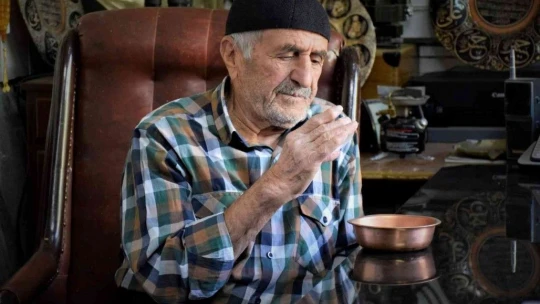 Yıllarca topladığı giysileri antika eşyalarla takas etti, deposunu müzeye çevirdi