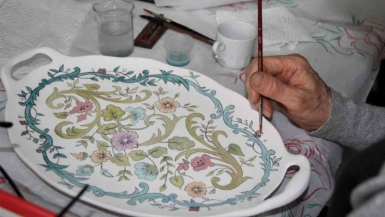 Pandemiyi fırsata çeviren kadınlar, çini ustası oldu