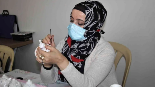 Pandemiyi fırsata çeviren kadınlar, çini ustası oldu