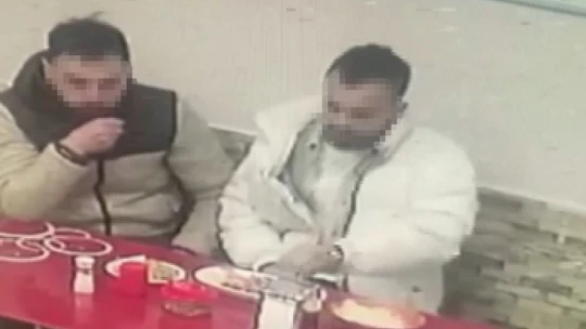 Para ödememek için saçını koparıp yemeğe koydu, o anlar kameralara yansıdı