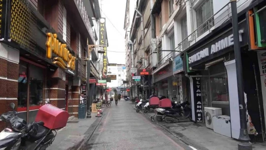 Para ödememek için saçını koparıp yemeğe koydu, o anlar kameralara yansıdı