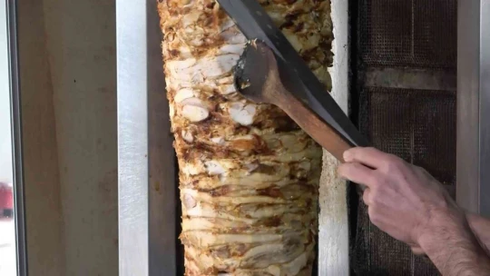 Para ödememek için saçını koparıp yemeğe koydu, o anlar kameralara yansıdı