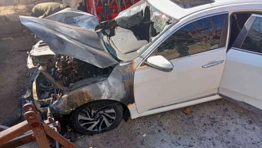 Park halinde alev alan otomobil kullanılamaz hale geldi