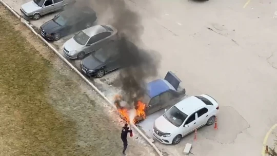 Park halindeki araç alev aldı