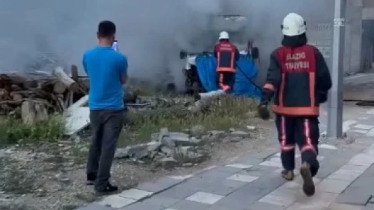 Park halindeki araç alev aldı