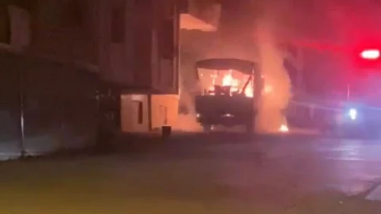 Park halindeki araç alev alev yandı