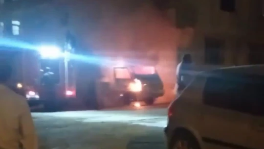 Park halindeki araç alev alev yandı