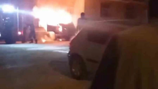 Park halindeki araç alev alev yandı