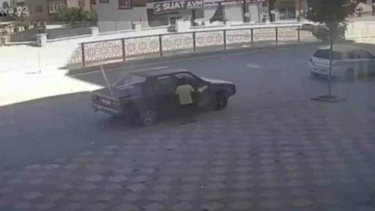 Park halindeki otomobile binen çocuk el frenini indirdi, öndeki araca çarpınca koşarak kaçtı