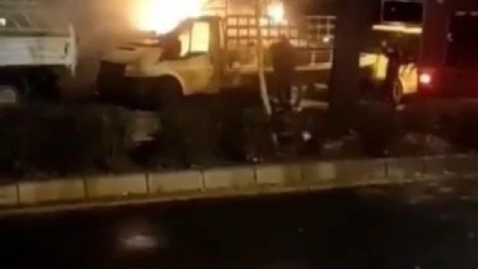 Park halindeki pikap alev alev yandı