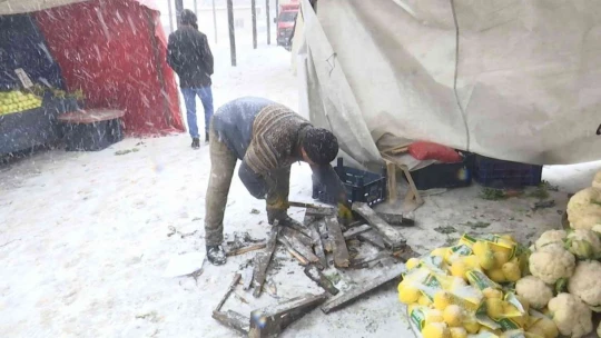 Pazarcı esnafının dondurucu soğukta zorlu ekmek mücadelesi