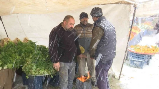 Pazarcı esnafının dondurucu soğukta zorlu ekmek mücadelesi