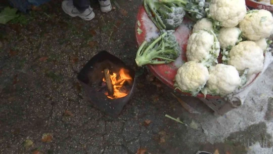 Pazarcı esnafının dondurucu soğukta zorlu ekmek mücadelesi