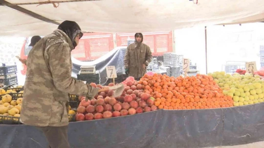 Pazarcı esnafının dondurucu soğukta zorlu ekmek mücadelesi
