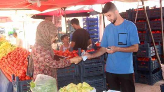 Pazarda çalışırken tezgah arkasında aldığı notlarla kitap çıkardı