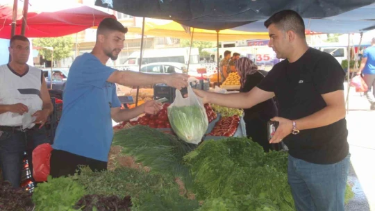 Pazarda çalışırken tezgah arkasında aldığı notlarla kitap çıkardı