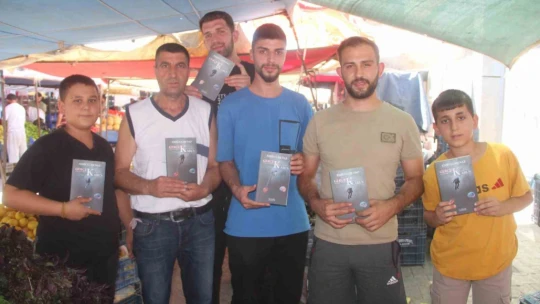 Pazarda çalışırken tezgah arkasında aldığı notlarla kitap çıkardı