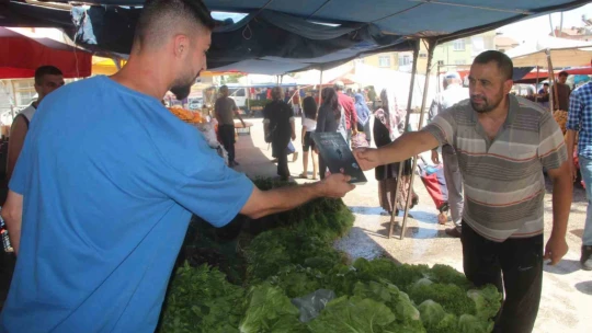 Pazarda çalışırken tezgah arkasında aldığı notlarla kitap çıkardı