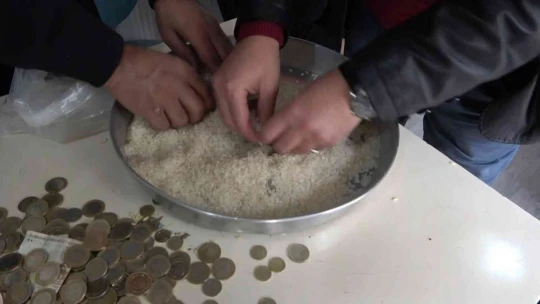 Pirincin içinden taş ayıklar gibi para ayıkladılar
