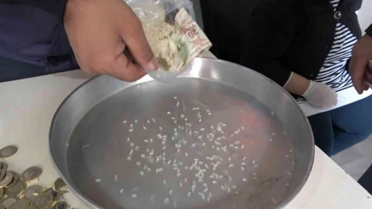 Pirincin içinden taş ayıklar gibi para ayıkladılar
