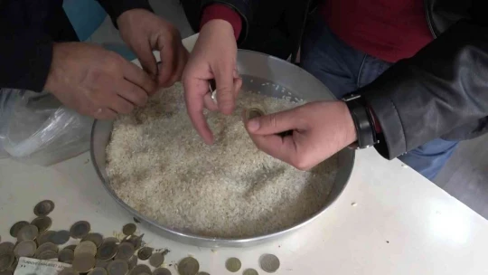 Pirincin içinden taş ayıklar gibi para ayıkladılar