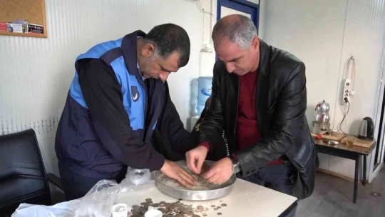 Pirincin içinden taş ayıklar gibi para ayıkladılar
