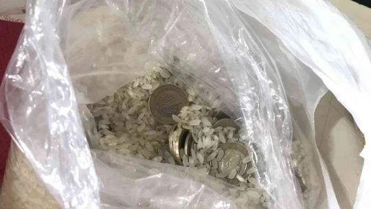 Pirincin içinden taş ayıklar gibi para ayıkladılar