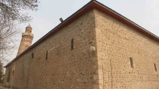Pisa Kulesi'nden daha eğik olan 870 yıllık tarihi Eğri Minare, 3 büyük depremde de ayakta kaldı