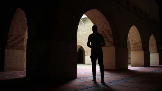 Pisa kulesinden daha eğik olan tarihi eğri minare ilk günkü ihtişamını koruyor