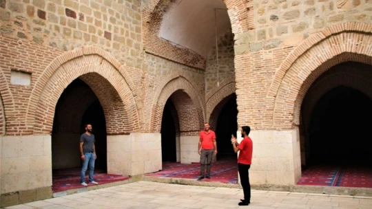 Pisa kulesinden daha eğik olan tarihi eğri minare ilk günkü ihtişamını koruyor