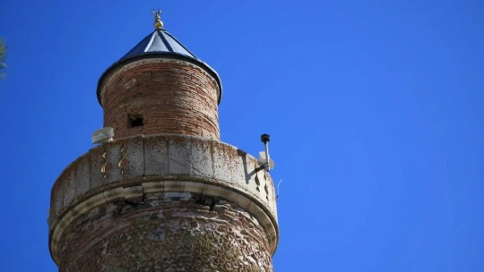 Pisa kulesinden daha eğik olan tarihi eğri minare ilk günkü ihtişamını koruyor