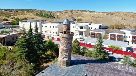 Pisa kulesinden daha eğik olan tarihi eğri minare ilk günkü ihtişamını koruyor