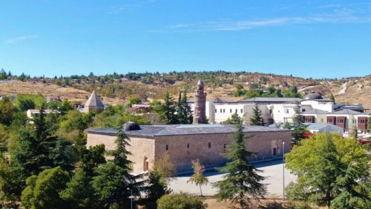 Pisa kulesinden daha eğik olan tarihi eğri minare ilk günkü ihtişamını koruyor