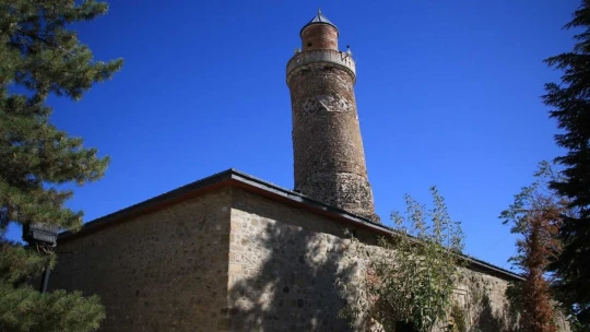 Pisa kulesinden daha eğik olan tarihi eğri minare ilk günkü ihtişamını koruyor