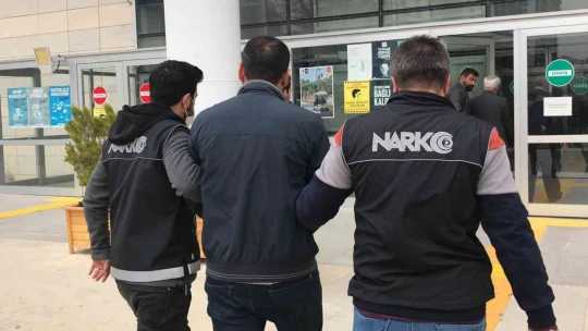 Polisi görüp kaçmaya çalıştı, attığı poşetten uyuşturucu çıktı