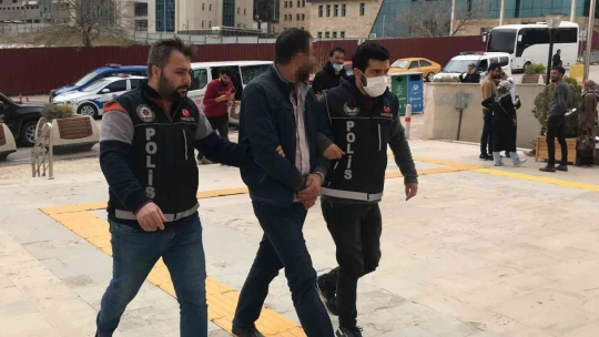 Polisi görüp kaçmaya çalıştı, attığı poşetten uyuşturucu çıktı
