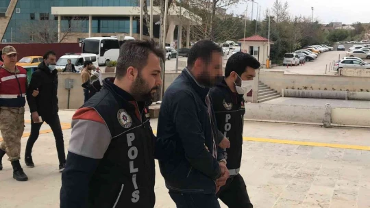 Polisi görüp kaçmaya çalıştı, attığı poşetten uyuşturucu çıktı