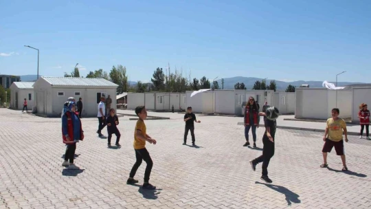 Psikososyal ekibi, Ahıska Türklerini biran olsun yalnız bırakmıyor