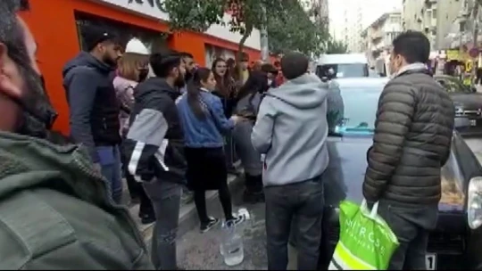 Radyatör su kaynattı, kapağı açınca kendisinin yüzü, yanındakinin ise kolu yandı