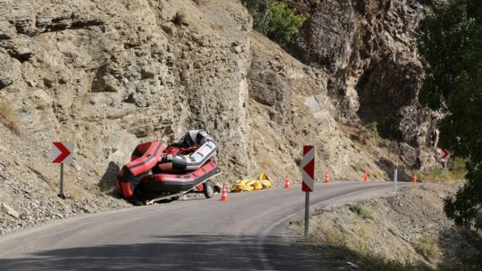 Römorka bağlı rafting botu devrildi: 2'si ağır 4 yaralı