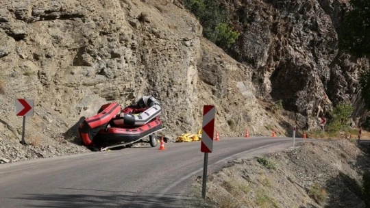 Römorka bağlı rafting botu devrildi: 2'si ağır 4 yaralı
