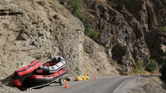 Römorka bağlı rafting botu devrildi: 2'si ağır 4 yaralı