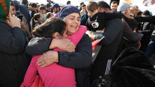 Rusya sınırından tahliye edilen ve 4 çocuğuna kavuşan Ahıska Türkü anne: 'Erdoğan babamdan Allah razı olsun'