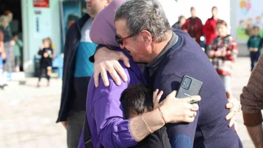 Rusya sınırından tahliye edilen ve 4 çocuğuna kavuşan Ahıska Türkü anne: 'Erdoğan babamdan Allah razı olsun'