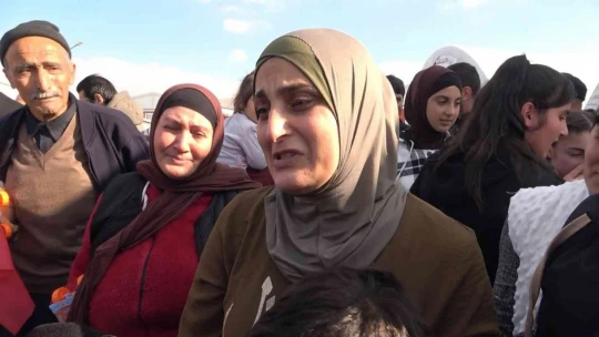 Rusya sınırından tahliye edilen ve 4 çocuğuna kavuşan Ahıska Türkü anne: 'Erdoğan babamdan Allah razı olsun'