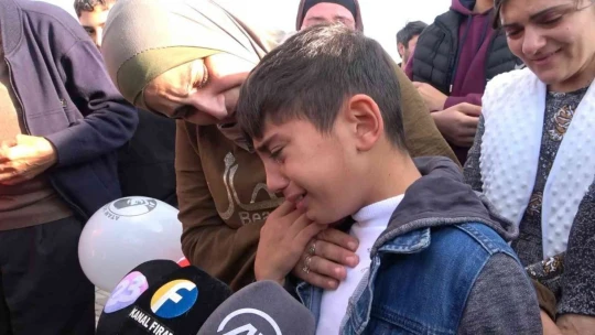 Rusya sınırından tahliye edilen ve 4 çocuğuna kavuşan Ahıska Türkü anne: 'Erdoğan babamdan Allah razı olsun'