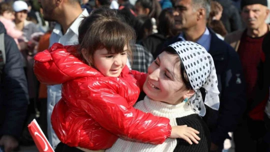 Rusya sınırından tahliye edilen ve 4 çocuğuna kavuşan Ahıska Türkü anne: 'Erdoğan babamdan Allah razı olsun'